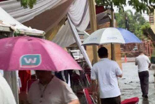 Momen TPS Kunto Aji Roboh Diterpa Hujan Angin 