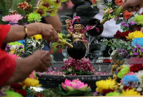 Rupang Buddha dimandikan oleh Umat Buddha di  Wihara Buddhayana  Dharmawira Center ( BDC ) Surabaya pada ahkir  prosesi perayaan Trisuci Waisak 23 Mei 2024 . Memandikan Rupang Buddha ini memiliki lambang pembersihan diri terhadap ucapan maupun perbuatan , juga membersihkan diri dari keserakahan dan kebencian.  .
 Fotografer  Boy Slamet- Harian Disway .