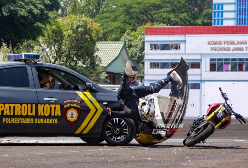 Petugas kepolisian melakukan pengamanan terhadap para pengunjukrasa saat simulasi pengamanan Pilkada di lapangan Kodam V Brawijaya Surabaya, Jawa Timur, Selasa, 17 Oktober 2023. Simulasi Sistem Pengamanan Kota (Sispamkota) tersebut dilakukan untuk meningkatkan kesiapan para petugas yang terlibat dalam Operasi Mantap Brata Semeru 2023-2024 dalam menangani gangguan keamanan selama pelaksanaan tahapan Pemilu 2024. (Moch Sahirol/Harian Disway)