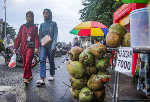 Tempat ini menjadi spot favorit bagi masyarakat Surabaya untuk bersantai sambil menunggu waktu berbuka puasa tiba. Suasana yang ramai dan beragamnya pilihan takjil menjadi daya tarik utama bagi pengunjung yang ingin merasakan kelezatan makanan khas bulan suci ini. (Moch Sahirol/Harian Disway)