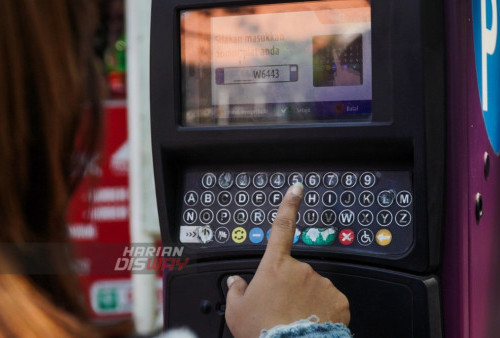 Mesin meter parkir di Taman Bungkul, Surabaya Jawa Timur, Kamis, 10 Agustus 2023. Pembayaran parkir elektronik tersebut bertujuan untuk mempermudah masyarakat dalam melakukan transaksi pembayaran parkir, hal itu meningkatkan transparansi pendapatan parkir dan mengatasi kebocoran pendapatan parkir. (Julian Romadhon/Harian Disway)
