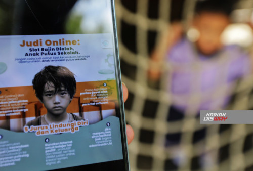 Melalui poster kampanye, Kemenkominfo menekankan bahwa judi online tidak hanya mengancam individu secara pribadi, tetapi juga berpotensi merusak stabilitas keluarga dan masyarakat. Foto: Raka Denny/Harian Disway