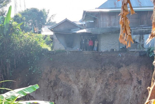 Tebing Longsor, Satu Rumah Warga Kotabesi Terancam Ambruk 