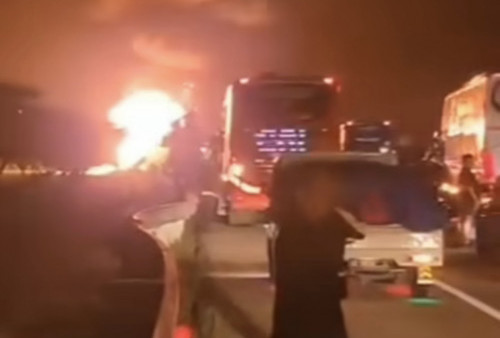Truk Tangki BBM Pertamina Terbakar di Tol Ngawi, Api Berhasil Dipadamkan Selama 1 Jam