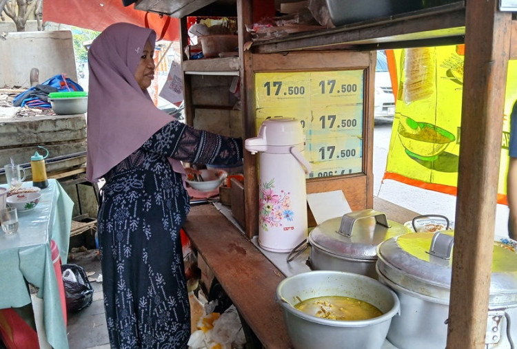 Makan Soto di Blok M Jadi Lebih Mahal karena Harga Plastik Naik, Maemunah: Kertas Bungkus Nasi Juga Naik