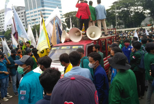 Ribuan Mahasiswa Berunjuk Rasa di depan Gedung MPR-DPR, Arus Lalu Lintas Dialihkan Polisi