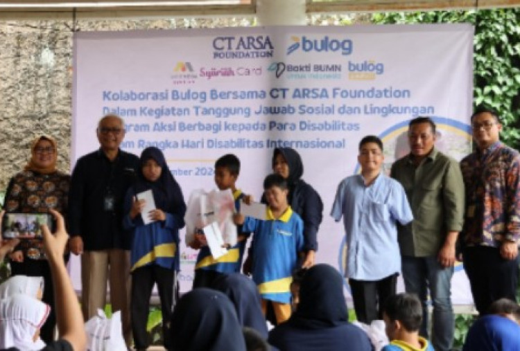 BULOG dan CT ARSA Foundation Kolaborasi Bagikan 500 Paket Pangan untuk Penyandang Disabilitas