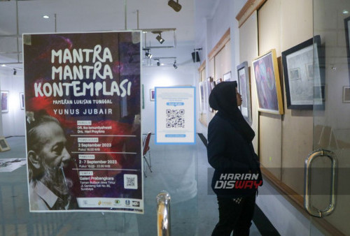 Pengunjung mengamati karya lukis Yunus Jubair yang dipajang di Galeri Prabangkara, Komplek Taman Budaya Jawa Timur, Surabaya, Jawa Timur, Senin, 4 September 2023. Pameran tunggal yang memajang sebanyak 51 lukisan karya Yunus Jubair tersebut bertajuk Mantra Mantra Kontemplasi, berlangsung sejak 2 hingga 7 September 2023. (Moch Sahirol/Harian Diway)

