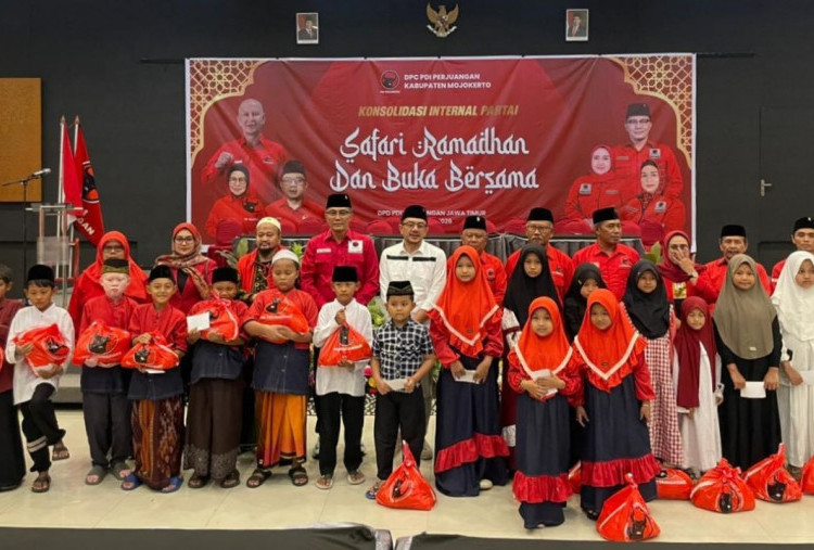 Safari Ramadhan, DPC PDIP Kabupaten Mojokerto Beri Santunan pada Anak Yatim 