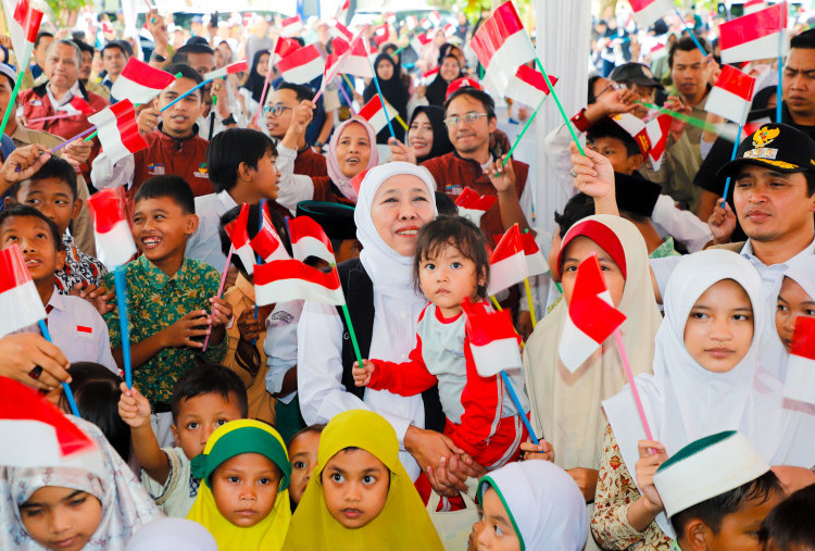 Khofifah Bagikan Sepatu dan Perlengkapan Asrama Siswa SR di Pasuruan
