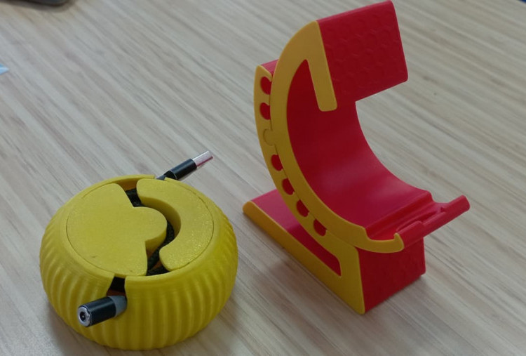 Siswa SMKN 5 Surabaya Sulap Botol Plastik Bekas Jadi Penyangga Ponsel dan Pengatur Kabel Estetik