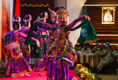 Tarian tradisional membuka kegiatan Launching Implementasi ASN BerAKHLAK di Grahadi Surabaya, Jawa Timur. Senin (6/3/2023). Pemerintah Provinsi Jawa Timur menerima 2 (dua) penghargaan dari Accelerated Transformation Consulting International (ACT). Pertama, sebagai Juara 2 Pemerintah Provinsi dengan Indeks Implementasi 