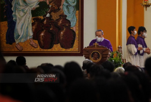 Pastor memberikan khotbah sebelum melakukan prosesi mengoles abu pada dahi umat Katolik di Gereja Katolik Kristus Raja Surabaya, Jawa Timur, Rabu (22/2/2023). Umat Katolik mengawali masa Prapaskah dengan peringatan Rabu Abu, yaitu mengoleskan abu di dahi. Selama masa Prapaskah atau 40 hari ke depan, umat Katolik melaksanakan pantang dan puasa untuk menyambut Paskah atau hari kebangkitan Tuhan Yesus Kristus. (foto: Julian Romadhon)