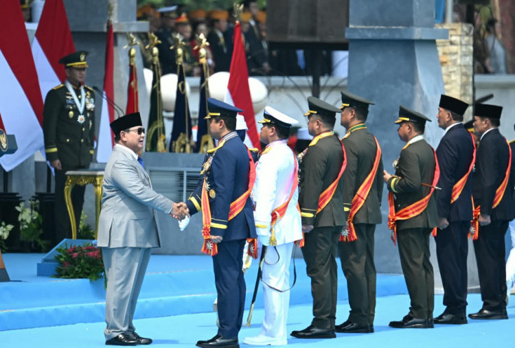 Bukan Sekadar Upacara HUT ke-81 TNI! Prabowo Sematkan Bintang Mahaputera untuk 7 Tokoh, Siapa Saja?