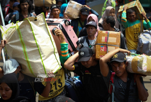 Sebanyak 3.667 orang pemudik turun dari Kapal Motor (KM) Gunung Dempo yang bersandar di Dermaga Jamrud Utara, Pelabuhan Tanjung Perak, Surabaya, Jawa Timur, Jumat (14/4/2023). Pelni mencatat Kapal Motor (KM) Gunung Dempo yang berkapasitas 4.000 orang dari Papua dan Makassar tiba di Surabaya dengan mengangkut sekitar 3.667 orang pemudik. Diprediksi puncak arus mudik moda angkutan laut di pelabuhan tersebut terjadi pada H-2 Lebaran 2023 yaitu pada 19 April 2023. (foto: Julian Romadhon)