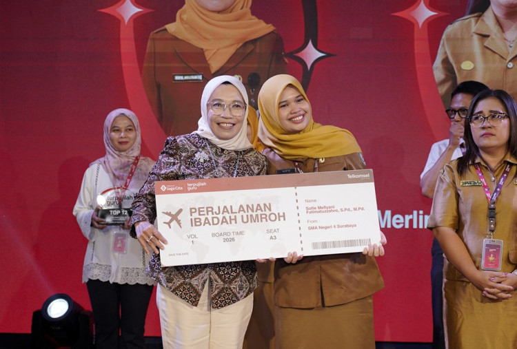 Guru SMAN 4 Surabaya Raih Juara 1 Program Terpujilah GURU Telkomsel dan Hadiah Umrah
