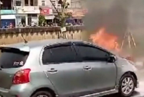 Toyota Yaris Terbakar di Jalan Raya, Diduga Korsleting Bagian Mesin