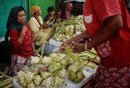 Miatun, pedagang melayani pembeli cangkang ketupat di Jalan Pandegiling Surabaya, Jawa Timur, Selasa (25/4/2023). Menjelang tradisi Lebaran ketupat banyak warga membeli cangkang ketupat yang terbuat dari daun kelapa muda itu dijual dengan harga 10 ribu per ikat berisi 10 cangkang. (foto: Julian Romadhon)