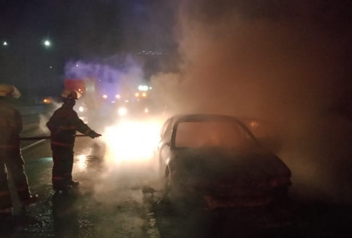 Mobil Sedan Terbakar di Tol Jakarta-Merak, BPBD Tangerang: 3 Jam Padam