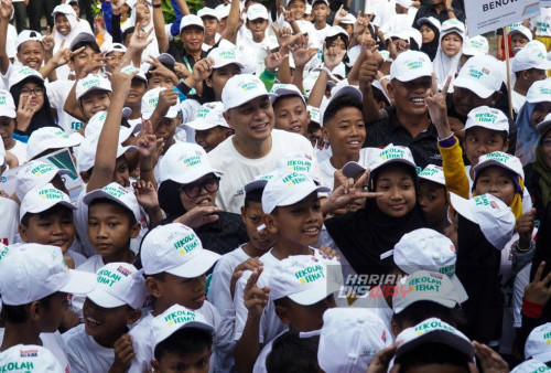 Walikota Surabaya, Eri Cahyadi menghadiri Festival Permainan Tradisional di BPMP Jawa Timur, Surabaya, Jawa Timur, Selasa, 24 Oktober 2023. Berbagai macam permainan tradisional seperti Sepak Bola Paku, Kelereng, Bakiak Raksasa, Balap Karung dan Kopral yang diikuti pelajar sekolah dasar dalam rangka Mengampanyekan Sekolah Sehat tersebut untuk menumbuhkan dan melestarikan permainan tradisional anak yang terkandung nilai-nilai kebersamaan sosial dan kreativitas. (Julian Romadhon/Harian Disway) 
