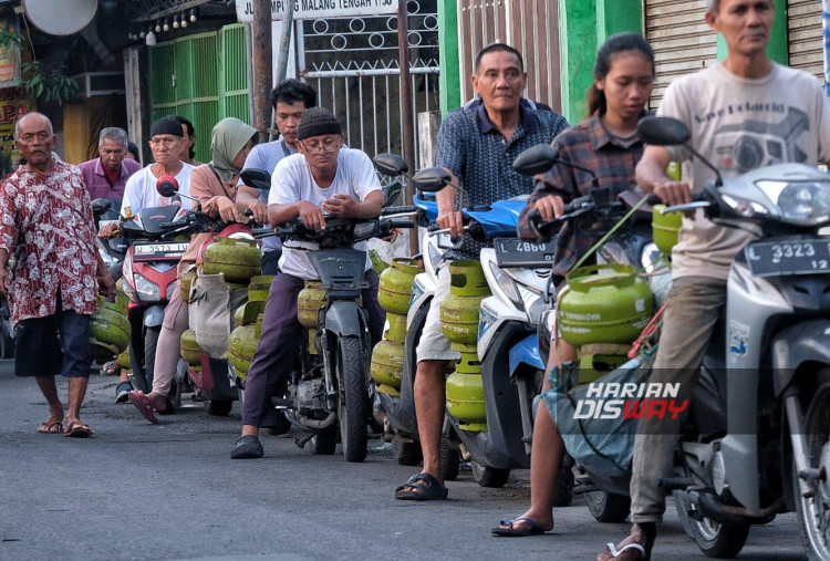 KEBIJAKAN larangan pengecer menjual LPG kemasan 3 kg memantik reaksi. Kebijakan dengan tujuan mengendalikan harga dan memastikan penggunaan subsidi itu dibarengi dengan kesulitan warga mendapatkan LPG yang biasa disebut juga dengan tabung melon. Antrian pengecer untuk mendapatkan gas elpiji 3 kg tersebut tampak mengular di kampung Malang Tengah Surabaya sejak pukul 05.30 pada Rabu 5 Februari 2025 .  Mereka membawa sepeda motor , becak , bahkan gerobag tampak antri demi mendapatkkan elpiji subsidi  di Agen Sami Jadi Kampung Malang Tengah tersebut.
Foto : Boy Slamet-Harian Disway 
