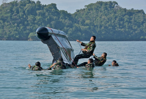 PRAJURIT BRIGIF 2 MARINIR LATIHAN DAYUNG TEMBUS GELOMBANG SAMUDERA 