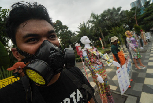 Aktivis lingkungan melakukan aksi teatrikal di Jalan Gubernur Suryo, Surabaya, Jawa Timur, Jumat 22 April 2022. Aksi yang dilakukan oleh sejumlah aktifis lingkungan Ecoton tersebut bertema Selamatkan Manusia Dari Sachet yang mengampanyekan masyarakat untuk bergaya hidup Zero Waste dan memilah sampah dari rumah menjadi 3 jenis yaitu sampah organik yang dimanfaatkan sebagai kompos, sampah residu dibuang di TPA, dan sampah anorganik untuk didaur ulang.