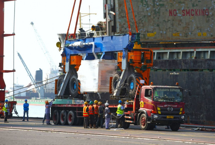 Kurangi Emisi, Terminal Teluk Lamong Tambah E-RTG Listrik Baru di TPK Nilam