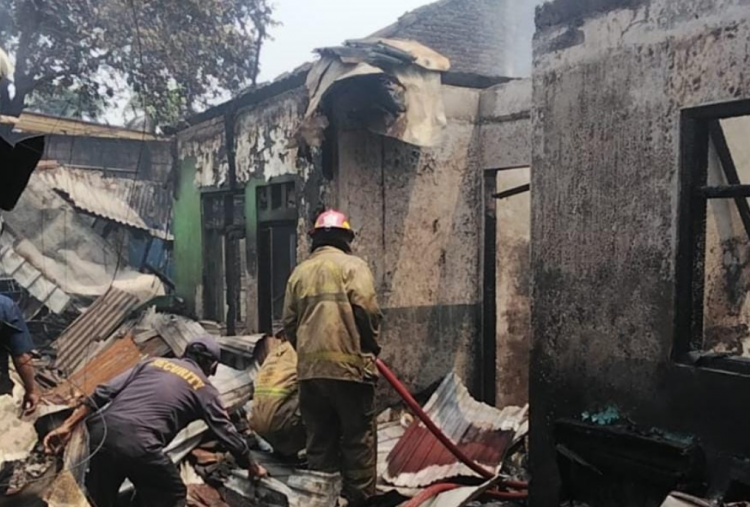 Cileungsi Kebakaran Hebat, 6 Rumah Terbakar dan 2 Motor Rusak Berat, Pemilik Pingsan