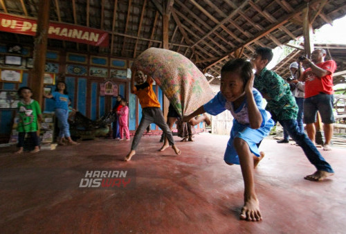 Sejumlah anak memainkan permainan tradisional uncal bal sarung saat ngabuburit Kampung Lali Gadget (KLG), Desa Pagerngumbuk, Wonoayu, Sidoarjo, Jawa Timur. Minggu (26/3/2023). Dalam kegiatan tersebut Kampung Lali Gadget (KLG) Foundation mengajak sekitar 20 anak dengan memainkan permainan tradisional seperti, dolanan sarung, uncal bal sarung, boling sarung, dan tikus-tikusan yang digelar setiap minggu sore di bulan Ramadhan, dengan melombakan bermacam-macam permainan tradisional.
(foto: Moch Sahirol)