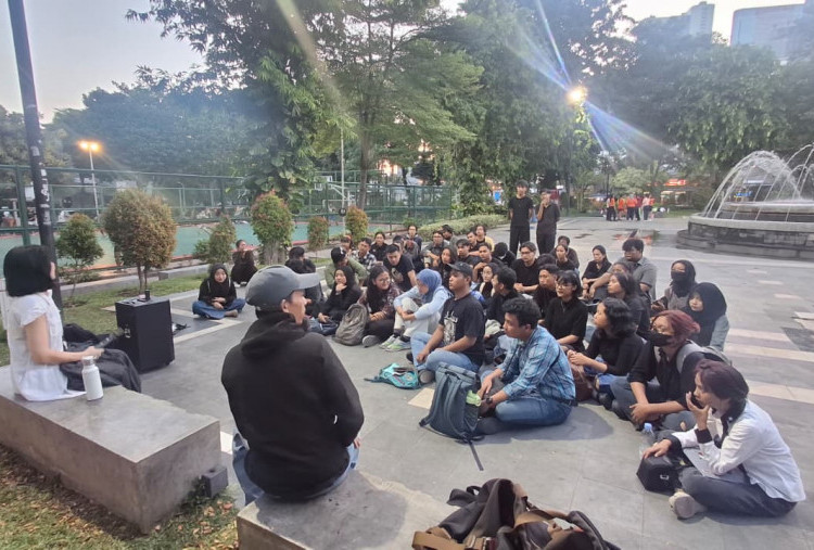 Hadiri Aksi Kamisan ke-910 di Surabaya, Soe Tjen Marching Beri Kuliah Rakyat tentang Kesadaran Demokrasi