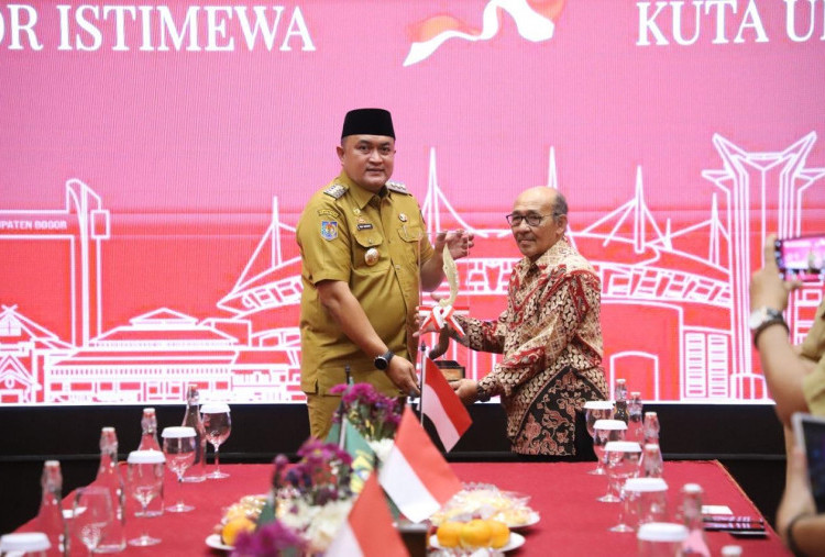 Rudy Susmanto Hadiahi Ibadah Umroh Gratis Dan Bantuan Kaki Palsu Untuk Tokoh Inspiratif Kabupaten Bogor