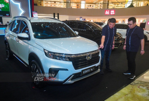 Ang Hoey Tiong selaku President Director Honda Surabaya Center (kiri) dan Wendy Miharja, Director Honda Surabaya Center (kanan) berbincang saat di Atrium Tunjungan Plaza 3, Surabaya, Jawa Timur, Jumat (24/3/2023). Pameran Spesial Ramadhan tersebut digelar mulai tanggal 22 hingga 26 Maret 2023 dengan mengusung tema Sambut Ramadan Bersama Honda. Dalam pameran tersebut Honda memberikan kebahagiaan bagi konsumen melalui pameran spesial Ramadhan serta program yang menarik. (foto: Julian Romadhon)