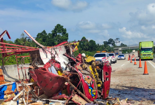 Kecelakaan di KM 23 Tol Trans Sumatera, Truk Muatan Ayam Potong Tabrak Colt Diesel