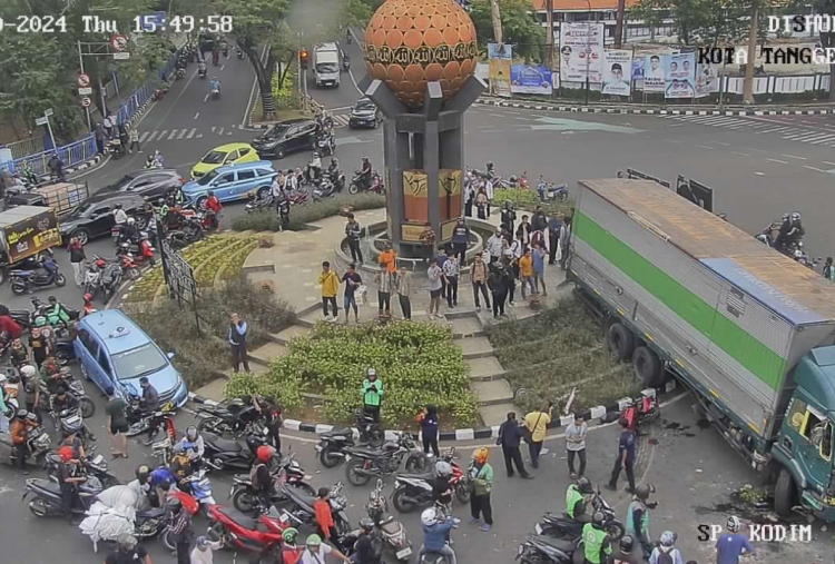 Terekam Kamera! Detik-Detik Truk Kontainer Tabrak 16 Kendaraan di Cipondoh Tangerang