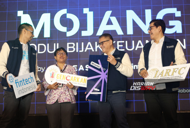 (Ki-Ka) Sekretaris Jenderal AFTECH Firlie Ganinduto, Kepala Divisi Perencanaan,
Pengembangan, Evaluasi Literasi dan Edukasi Keuangan OJK Naomi Triyuliyani, Direktur
Utama Easycash Nucky Poedjiardjo, dan President & Chairman International Association of
Registered Financial Consultants Indonesia Aidil Akbar Madjid secara resmi meluncurkan
MOJANG (Modul Bijak Keuangan), panduan literasi keuangan praktis yang dirancang khusus
untuk Gen Z dan Milenial, di Jakarta, Selasa (10/2/2026)