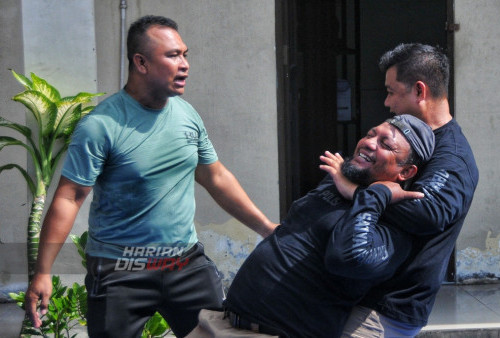 Kapolsek Sukolilo, Muhammad Soleh (berbaju hijau) mengikuti latihan seni beladiri Krav Maga dari Sekolah Ilmu Beladiri Unicombat saat di halaman tengah Polsek Sukolilo, Surabaya, Jawa Timur, Sabtu (25/2/2023). Seni beladiri Krav Maga (pertarungan Kontak) berasal dari Israel yang biasanya digunakan pasukan badan penegak hukum Internasional seperti FBI, Mossad, hingga SWAT tersebut merupakan salah satu upaya Polsek Sukolilo Surabaya dalam meningkatkan Profesionalisme petugas kepolisian di bidang keterampilan khususnya seni beladiri Militer untuk mengantisipasi tindak kejahatan di wilayah hukumnya. (foto: Julian Romadhon)