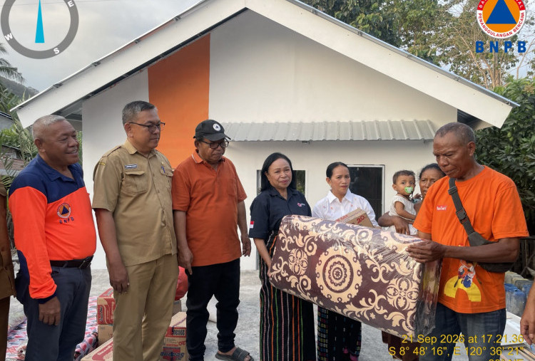 Tahan Gempa M 5,3, BNPB Serahkan 7 Unit Huntara Bencana di Manggarai Timur NTT