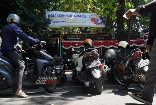 Warga menata kendaraan bermotornya di Taman Bungkul, Surabaya Jawa Timur, Kamis, 10 Agustus 2023. Pembayaran parkir elektronik tersebut bertujuan untuk mempermudah masyarakat dalam melakukan transaksi pembayaran parkir, hal itu meningkatkan transparansi pendapatan parkir dan mengatasi kebocoran pendapatan parkir. (Julian Romadhon/Harian Disway)