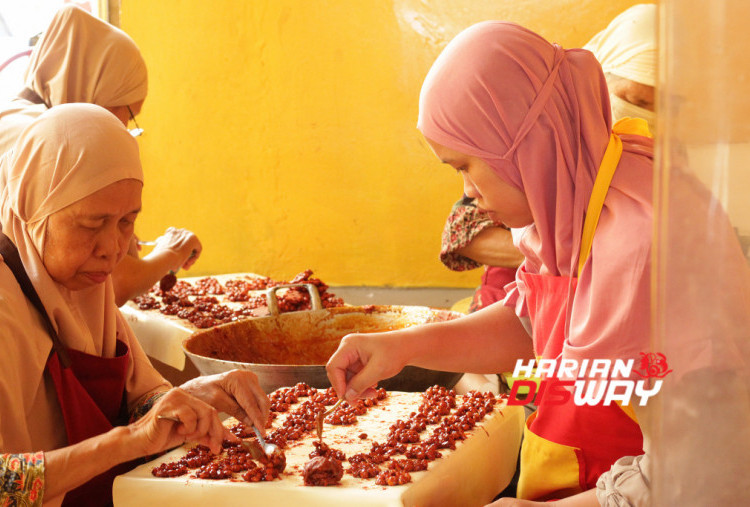 Kini, Ampyang Jawa mempekerjakan 15 tenaga kerja dan melayani sekitar 300 pelanggan setiap bulan. Tak hanya mengembangkan bisnis, perusahaan yang dipimpin Alif Arna Danan Abdul Faathir itu juga menggelar program open education bagi calon pensiunan perbankan hingga siswa TK dan SD. Sang pemilik turut aktif sebagai trainer dan penggerak UMKM makanan ringan di Kabupaten Karanganyar melalui berbagai organisasi, termasuk Kadin. (Foto: Raka Denny/Harian Disway)