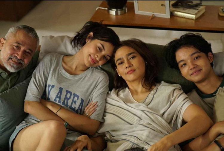 Sinopsis Film Mungkin Kita Perlu Waktu: Ketika Keluarga Ada di Fase Duka yang Berbeda