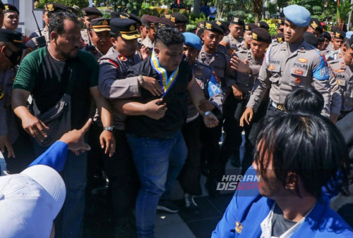 Sejumlah mahasiswa melakukan aksi demo di depan Kantor Pemerintah Kota Surabaya, Jawa Timur, Kamis, 31 Agustus 2023. Demo mahasiswa yang tergabung dalam organisasi Pergerakan Mahasiswa Islam Indonesia (PMII) Surabaya menuntut pertanggung jawaban kepada walikota Surabaya, Eri Cahyadi atas darurat sampah kota Surabaya. Massa yang berjumlah puluhan Mahasiswa itu bersikeras untuk memasuki gedung Balaikota Surabaya hingga terjadi adu mulut dan saling dorong dengan aparat kepolisian. Akibatnya 6 mahasiswa diamakan oleh aparat kepolisian untuk dilakukan mediasi. (Moch Sahirol/Harian Disway)