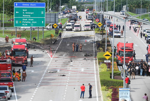 Polisi Teliti Rekaman Pesawat Malaysia yang Jatuh Jalan Raya dan Tewaskan 10 orang