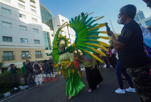 Model membawakan busana kreasi dalam WTC Fashion Week 2022 di halaman gedung WTC Surabaya, Jawa Timur, Minggu 21 Agustus 2022. WTC Fashion Week digelar pada 17 - 21 Agustus 2022 dan di ikuti sebanyak 200 peserta dari berbagai daerah di Jawa Timur dengan mengangkat tema 