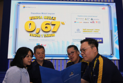 Ka-ki : Marketing & Product Division Head Felix Wijaya, Chief Marketing & Sales Officer Tan Chian Hok dan Retail Business Division Head ACC Beny Chandra, saat berbincang dengan customer di Main Booth Astra Financial di GIIAS 2024. ACC menawarkan promo menarik bunga 0,67% untuk tenor 1 tahun kepada pengunjung GIIAS dari tanggal 18-28 Juli 2024.