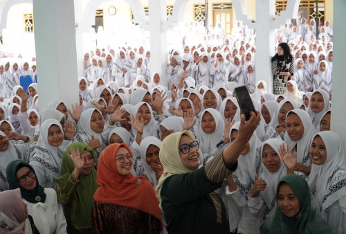 Silaturahmi ke Pondok Pesantren di Sampang, Fery Farhati Rustini Murtadho Minta Doa Restu untuk AMIN