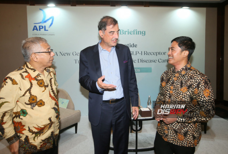 Presiden Direktur APL Christophe Piganiol (tengah) bersama Ketua Himpunan Studi Obesitas Indonesia (HISOBI) Dante Saksono Harbuwono (kanan) dan Ketua Umum Perkumpulan Endokrinologi Indonesia (PERKENI) Em Yunir (kiri) dalam Media Briefing 