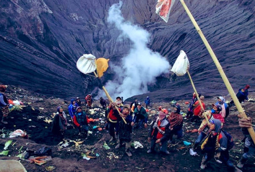 Ritual Adat Labuh Sesaji, Kearifan Lokal Kawah Gunung Bromo yang Menyimpan Makna Luhur