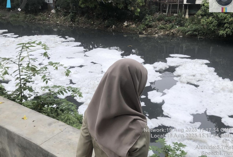 Limbah Busa 'Salju' Penuhi Aliran Kali Sunter, DLH Turun Tangan