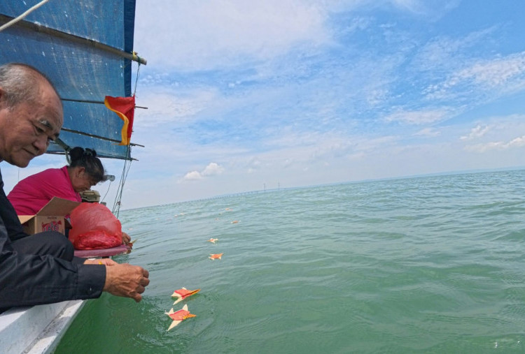 Tradisi Cisuak Larung Jelang Imlek Digelar di Surabaya, Arus Larut Lebur Energi Negatif